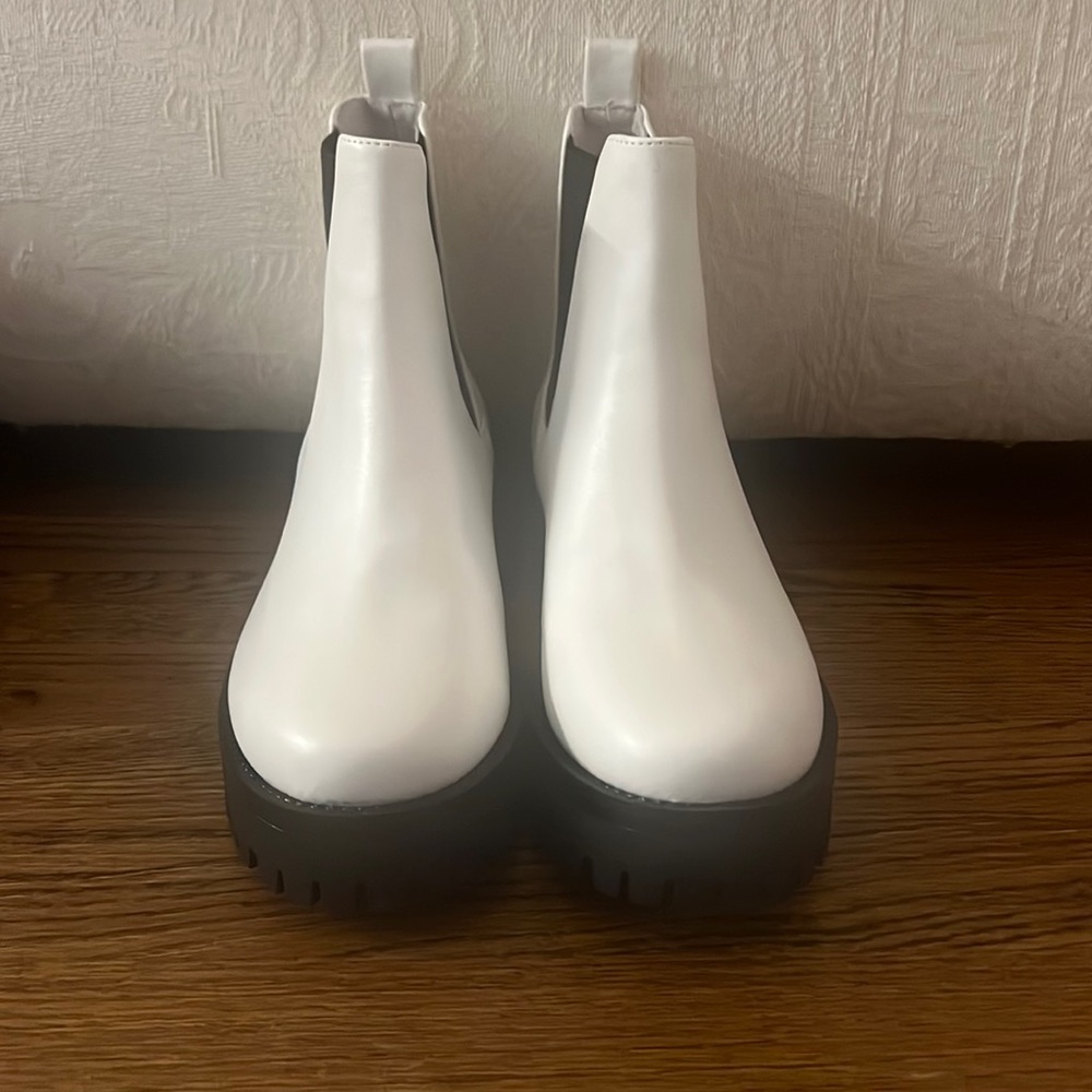 BP White Boots. Never Worn completely new Size 9